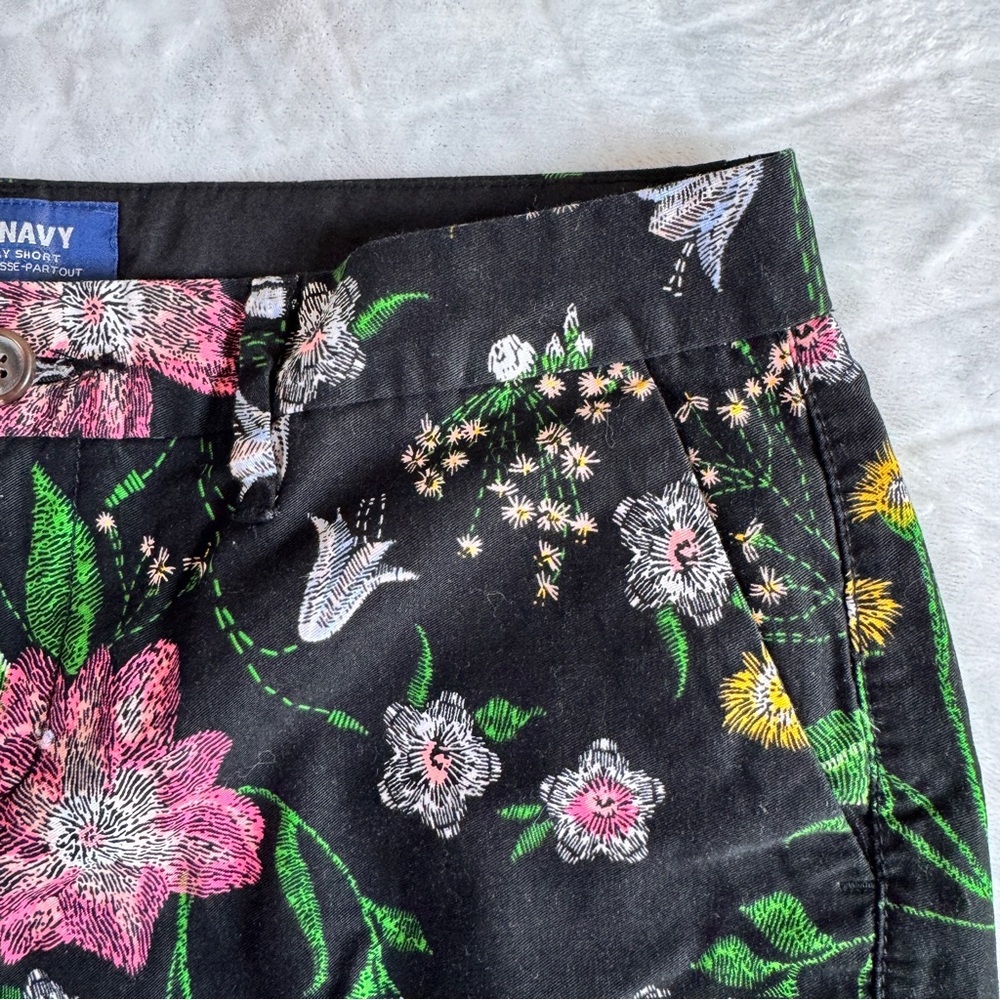 Old Navy Floral Black Women's Everyday Shorts - Size 2 - Picture 7 of 14